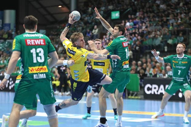 Handball DAIKIN HBL, SC DHfK Leipzig Rhein Neckar Löwen 27 12 2025 Edwin Aspenbäck 78, Rhein Neckar Löwen cannot be stopped by Marko Mamic 14, SC DHfK Leipzig Handball, DAIKIN HBL, 1 Bundesliga, Season 2025 2026, Matchday 19 SC DHfK Leipzig vs Rhein Neckar Löwen on 27 12 2025 at Quarterback Immobilien Arena Leipzig Copyright: xBEAUTIFULxSPORTS JanxKaeferx