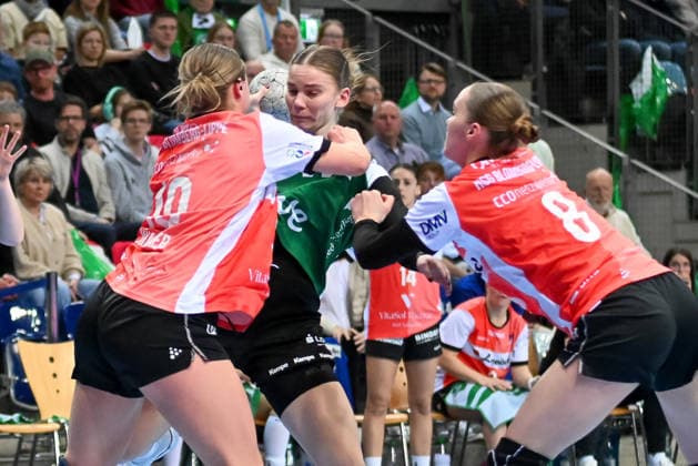 Toni Reinemann VfL OLdenburg, 04 in duel with Maxi Mühlner HSG Blomberg Lippe, 10 and Nieke Kuehne HSG Blomberg Lipe, 08 VfL Oldenburg vs HSG Blomberg Lippe, ALSCO Handball Bundesliga Women, Matchday 9, Season 2025 2026, 27 12 2025, VfL Oldenburg vs HSG Blomberg Lippe, ALSCO Handball Bundesliga Women, Matchday 9, Season 2025 2026, 27 12 2025 Oldenburg Copyright: xEibner-Pressefoto RobertxGertzenx EP_RGN