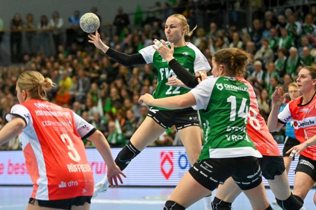 Lotta Roepcke VfL Oldenburg, 22 in the air VfL Oldenburg vs HSG Blomberg Lippe, ALSCO Handball Bundesliga Women, Matchday 9, Season 2025 2026, 27 12 2025, VfL Oldenburg vs HSG Blomberg Lippe, ALSCO Handball Bundesliga Women, Matchday 9, Season 2025 2026, 27 12 2025 Oldenburg Copyright: xEibner-Pressefoto RobertxGertzenx EP_RGN