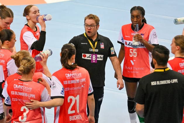 Stefan Birkner HSG Blomberg Lippe, coach speaks in a time out VfL Oldenburg vs HSG Blomberg Lippe, ALSCO Handball Bundesliga Women, Matchday 9, Season 2025 2026, 27 12 2025, VfL Oldenburg vs HSG Blomberg Lippe, ALSCO Handball Bundesliga Women, Matchday 9, Season 2025 2026, 27 12 2025 Oldenburg Copyright: xEibner-Pressefoto RobertxGertzenx EP_RGN
