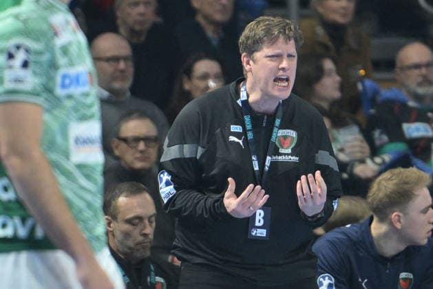 27 12 2025, xlakx, Handball Daikin HBL, Fuechse Berlin FRISCH AUF Göppingen v l Nicolej Krickau Fuechse Berlin coach gives instructions, gestures with arms, gesticulates, gives instructions Berlin Daniel Lakomski