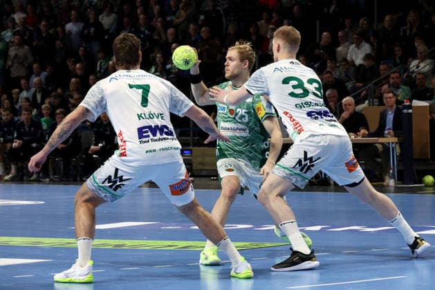 DEU, DHB, 1 HBL, Fuechse Berlin vs Frisch Auf Goeppingen, 27 12 2025, Max Schmeling Halle, Berlin, DEU, DHB, 1 HBL, Fuechse Berlin vs Frisch Auf Goeppingen, pictured Matthes Langhoff Fuechse Berlin 25 , VICTOR KLOEVE Frisch Auf Goeppingen 7 , YMIR GISLASON Frisch Auf Goeppingen 33 nordphotoxGmbHx xEngler nph00076