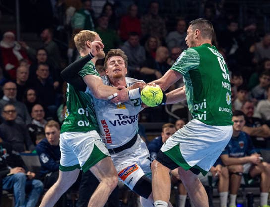 Handball, Men, Season 2025 2026, DAIKIN Handball Bundesliga 19 Matchday , Füchse Berlin FRISCH AUF Göppingen, f l Matthes Langhoff Füchse Berlin , Erik Persson Göppingen , Mijajlo Marsenic Füchse Berlin , 27 12 2025, Copyright: xSebastianxRäppold MatthiasxKochx