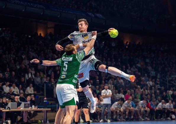 Handball, Men, Season 2025 2026, DAIKIN Handball Bundesliga 19 Matchday , Füchse Berlin FRISCH AUF Göppingen, f l Max Darj Füchse Berlin , Erik Persson Göppingen , 27 12 2025, Copyright: xSebastianxRäppold MatthiasxKochx