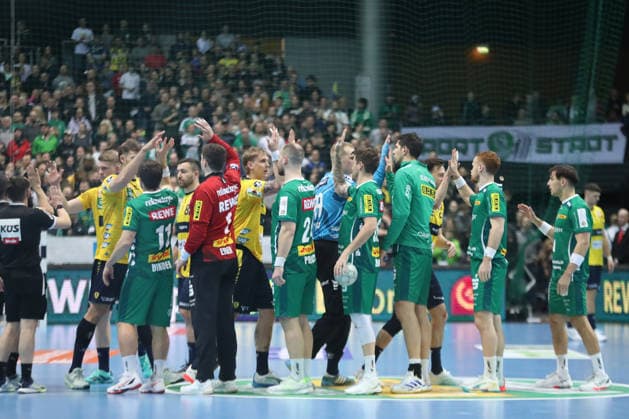 Handball DAIKIN HBL, SC DHfK Leipzig Rhein Neckar Löwen 27 12 2025 Welcome of both teams on the plate Handball, DAIKIN HBL, 1 Bundesliga, Season 2025 2026, 19 Matchday SC DHfK Leipzig vs Rhein Neckar Löwen on 27 12 2025 at Quarterback Immobilien Arena Leipzig Copyright: xBEAUTIFULxSPORTS JanxKaeferx