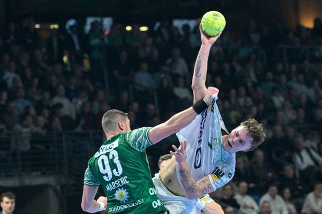 27 12 2025, xlakx, Handball Daikin HBL, Fuechse Berlin FRISCH AUF Göppingen v l Mijajlo Marsenic Fuechse Berlin , Victor Kloeve FRISCH AUF Goeppingen duel, duel, fight, tackle Berlin Daniel Lakomski