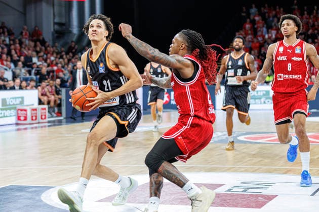 Alec Anigbata ratiopharm Ulm, 21 , Cobe Williams BMA365 Bamberg Baskets, 24 , BMA365 Bamberg Baskets vs ratiopharm Ulm, Basketball, easyCredit BBL, Matchday 12, 27 12 2025 BMA365 Bamberg Baskets vs ratiopharm Ulm, Basketball, easyCredit BBL, Matchday 12, 27 12 2025 Bamberg Copyright: xEibner-Pressefoto G.xSantemizx EP_EER