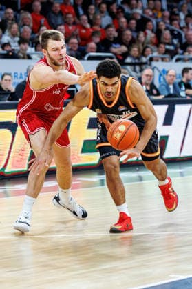 Moritz Krimmer BMA365 Bamberg Baskets, 27 , Mark Smith ratiopharm Ulm, 13 , BMA365 Bamberg Baskets vs ratiopharm Ulm, Basketball, easyCredit BBL, Matchday 12, 27 12 2025 BMA365 Bamberg Baskets vs ratiopharm Ulm, Basketball, easyCredit BBL, Matchday 12, 27 12 2025 Bamberg Copyright: xEibner-Pressefoto G.xSantemizx EP_EER