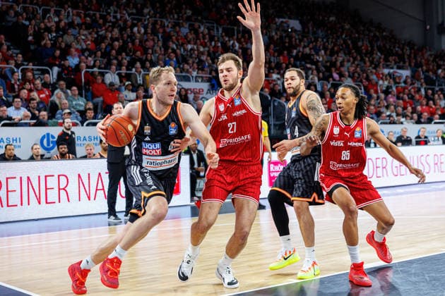 Christian Sengfelder ratiopharm Ulm, 43 , Moritz Krimmer BMA365 Bamberg Baskets, 27 , Austin Crowley BMA365 Bamberg Baskets, 85 , BMA365 Bamberg Baskets vs ratiopharm Ulm, Basketball, easyCredit BBL, Matchday 12, 27 12 2025 BMA365 Bamberg Baskets vs ratiopharm Ulm, Basketball, easyCredit BBL, Matchday 12, 27 12 2025 Bamberg Copyright: xEibner-Pressefoto G.xSantemizx EP_EER