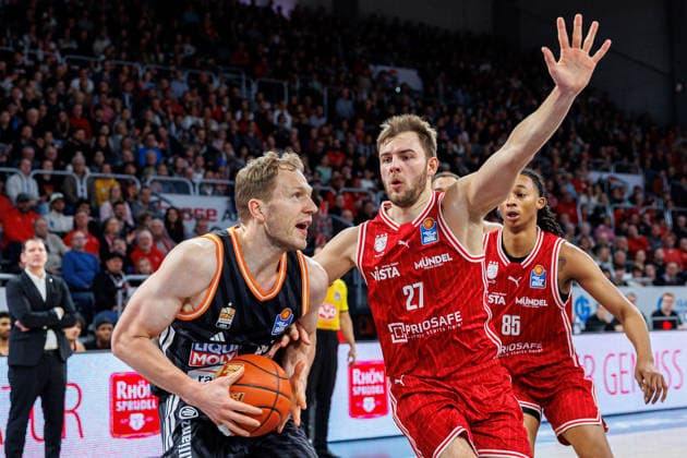 Christian Sengfelder ratiopharm Ulm, 43 , Moritz Krimmer BMA365 Bamberg Baskets, 27 , BMA365 Bamberg Baskets vs ratiopharm Ulm, Basketball, easyCredit BBL, Matchday 12, 27 12 2025 BMA365 Bamberg Baskets vs ratiopharm Ulm, Basketball, easyCredit BBL, Matchday 12, 27 12 2025 Bamberg Copyright: xEibner-Pressefoto G.xSantemizx EP_EER