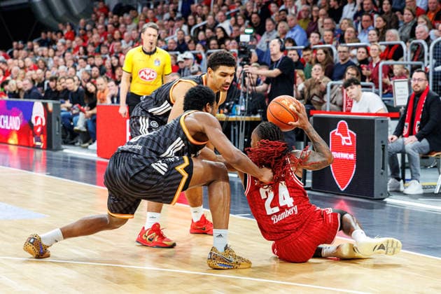 Mark Smith ratiopharm Ulm, 13 , Malik Osborne ratiopharm Ulm, 10 , Cobe Williams BMA365 Bamberg Baskets, 24 , BMA365 Bamberg Baskets vs ratiopharm Ulm, Basketball, easyCredit BBL, Matchday 12, 27 12 2025 BMA365 Bamberg Baskets vs ratiopharm Ulm, Basketball, easyCredit BBL, Matchday 12, 27 12 2025 Bamberg Copyright: xEibner-Pressefoto G.xSantemizx EP_EER
