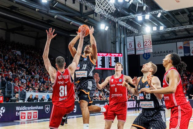 Daniel Keppeler BMA365 Bamberg Baskets, 31 , Mark Smith ratiopharm Ulm, 13 , Richard Balint BMA365 Bamberg Baskets, 11 , Christian Sengfelder ratiopharm Ulm, 43 , BMA365 Bamberg Baskets vs ratiopharm Ulm, Basketball, easyCredit BBL, Matchday 12, 27 12 2025 BMA365 Bamberg Baskets vs ratiopharm Ulm, Basketball, easyCredit BBL, Matchday 12, 27 12 2025 Bamberg Copyright: xEibner-Pressefoto G.xSantemizx EP_EER