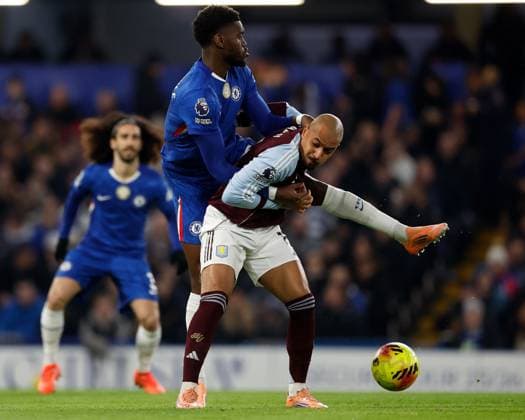 Donyell Malen of Aston Villa competes for the ball with Beno t Badiashile of Chelsea Chelsea v Aston Villa, Football, Premier League, Stamford Bridge Stadium, London, UK - 27 12 2025 EDITORIAL USE ONLY No use with unauthorised audio, video, data, fixture lists (outside the EU), club league logos or live services. Online in-match use limited to 45 images (+15 in extra time). No use to emulate moving images. No use in betting, games or Copyright: xMattxImpey Shutterstockx 16214381j