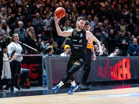 Ferdinand Zylka Basketball Loewen Braunschweig, 06 on the dribble Basketball Loewen Braunschweig vs RASTA Vechta, Basketball, easyCredit Basketball Bundesliga, Matchday 12, Season 2025 2026, 27 12 2025 Basketball Loewen Braunschweig vs RASTA Vechta, Basketball, easyCredit Basketball Bundesliga, Matchday 12, Season 2025 2026, 27 12 2025 Braunschweig Copyright: xEibner-Pressefoto DamianxKruczynx EP_DKI