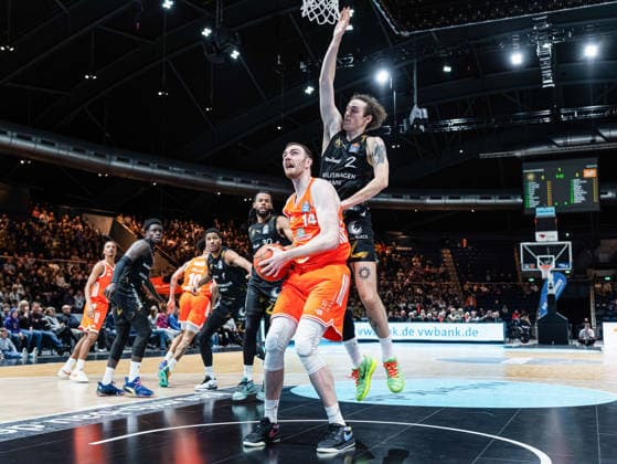 Benny Schroeder Basketball Loewen Braunschweig, 02 blocks Philipp Herkenhoff RASTA Vechta, 14 in attack Basketball Loewen Braunschweig vs RASTA Vechta, Basketball, easyCredit Basketball Bundesliga, Matchday 12, Season 2025 2026, 27 12 2025 Basketball Loewen Braunschweig vs RASTA Vechta, Basketball, easyCredit Basketball Bundesliga, Matchday 12, Season 2025 2026, 27 12 2025 Braunschweig Copyright: xEibner-Pressefoto DamianxKruczynx EP_DKI