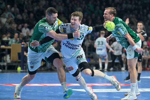 27 12 2025, xlakx, Handball Daikin HBL, Fuechse Berlin FRISCH AUF Göppingen v l Mijajlo Marsenic Fuechse Berlin , Erik Persson FRISCH AUF Goeppingen , Max Darj Fuechse Berlin Zweikampf, Duell, Kampf, tackle Berlin Daniel Lakomski