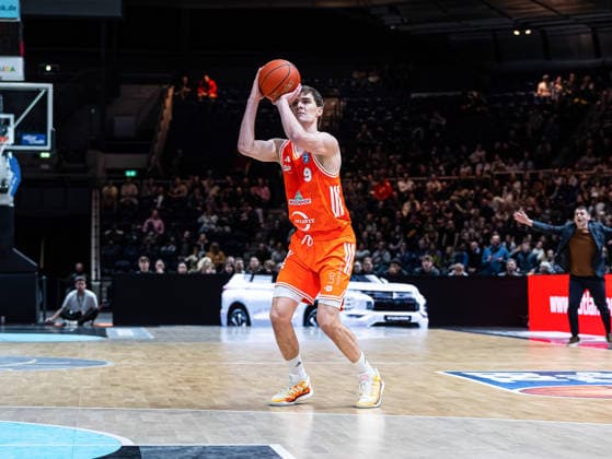 Joschka Ferner RASTA Vechta, 09 with throw to the basket Basketball Loewen Braunschweig vs RASTA Vechta, Basketball, easyCredit Basketball Bundesliga, Matchday 12, Season 2025 2026, 27 12 2025 Basketball Loewen Braunschweig vs RASTA Vechta, Basketball, easyCredit Basketball Bundesliga, Matchday 12, Season 2025 2026, 27 12 2025 Braunschweig Copyright: xEibner-Pressefoto DamianxKruczynx EP_DKI
