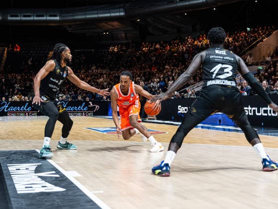 Alonzo Verge Jr RASTA Vechta, 11 dribbling against Chip Flanigan Basketball Loewen Braunschweig, 30 and Barra Njie Basketball Loewen Braunschweig, 13 Basketball Loewen Braunschweig vs RASTA Vechta, Basketball, easyCredit Basketball Bundesliga, Matchday 12, Season 2025 2026, 27 12 2025 Basketball Loewen Braunschweig vs RASTA Vechta, Basketball, easyCredit Basketball Bundesliga, Matchday 12, Season 2025 2026, 27 12 2025 Braunschweig Copyright: xEibner-Pressefoto DamianxKruczynx EP_DKI