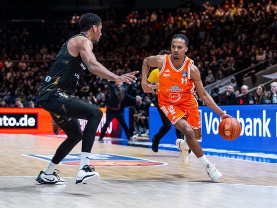 Alonzo Verge Jr RASTA Vechta, 11 in duel against David N Guessan Basketball Loewen Braunschweig, 01 Basketball Loewen Braunschweig vs RASTA Vechta, Basketball, easyCredit Basketball Bundesliga, Matchday 12, Season 2025 2026, 27 12 2025 Basketball Loewen Braunschweig vs RASTA Vechta, Basketball, easyCredit Basketball Bundesliga, Matchday 12, Season 2025 2026, 27 12 2025 Braunschweig Copyright: xEibner-Pressefoto DamianxKruczynx EP_DKI