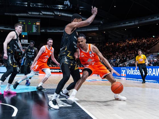Alonzo Verge Jr RASTA Vechta, 11 is blocked by David N Guessan Basketball Loewen Braunschweig, 01 Basketball Loewen Braunschweig vs RASTA Vechta, Basketball, easyCredit Basketball Bundesliga, Matchday 12, Season 2025 2026, 27 12 2025 Basketball Loewen Braunschweig vs RASTA Vechta, Basketball, easyCredit Basketball Bundesliga, Matchday 12, Season 2025 2026, 27 12 2025 Braunschweig Copyright: xEibner-Pressefoto DamianxKruczynx EP_DKI