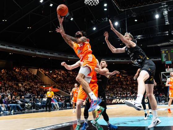 Tevin Brown RASTA Vechta, 10 on throw Basketball Loewen Braunschweig vs RASTA Vechta, Basketball, easyCredit Basketball Bundesliga, Matchday 12, Season 2025 2026, 27 12 2025 Basketball Loewen Braunschweig vs RASTA Vechta, Basketball, easyCredit Basketball Bundesliga, Matchday 12, Season 2025 2026, 27 12 2025 Braunschweig Copyright: xEibner-Pressefoto DamianxKruczynx EP_DKI