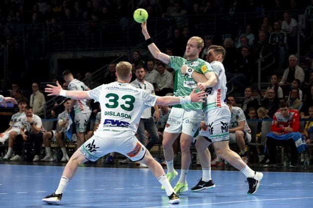 DEU, DHB, 1 HBL, Fuechse Berlin vs Frisch Auf Goeppingen, 27 12 2025, Max Schmeling Halle, Berlin, DEU, DHB, 1 HBL, Fuechse Berlin vs Frisch Auf Goeppingen, pictured Matthes Langhoff Fuechse Berlin 25 , YMIR GISLASON Frisch Auf Goeppingen 33 , DAVID SCHMIDT Frisch Auf Goeppingen 77 nordphotoxGmbHx xEngler nph00076