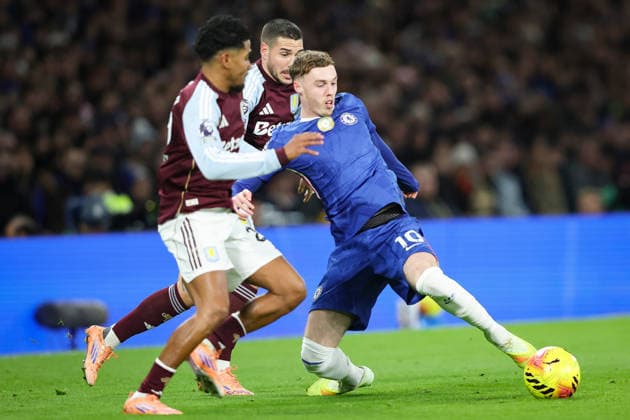 27th December 2025; Stamford Bridge, Chelsea, London, England: Premier League Football, Chelsea versus Aston Villa; Cole Palmer of Chelsea wins the ball  IanxStephen