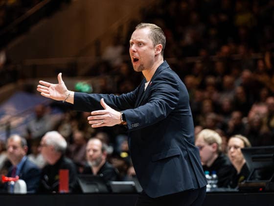 Christian Held Head Coach, RASTA Vechta gives instructions Basketball Loewen Braunschweig vs RASTA Vechta, Basketball, easyCredit Basketball Bundesliga, Matchday 12, Season 2025 2026, 27 12 2025 Basketball Loewen Braunschweig vs RASTA Vechta, Basketball, easyCredit Basketball Bundesliga, Matchday 12, Season 2025 2026, 27 12 2025 Braunschweig Copyright: xEibner-Pressefoto DamianxKruczynx EP_DKI