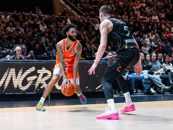 Tevin Brown RASTA Vechta, 10 dribbling against Luka Scuka Basketball Loewen Braunschweig, 05 Basketball Loewen Braunschweig vs RASTA Vechta, Basketball, easyCredit Basketball Bundesliga, Matchday 12, Season 2025 2026, 27 12 2025 Basketball Loewen Braunschweig vs RASTA Vechta, Basketball, easyCredit Basketball Bundesliga, Matchday 12, Season 2025 2026, 27 12 2025 Braunschweig Copyright: xEibner-Pressefoto DamianxKruczynx EP_DKI