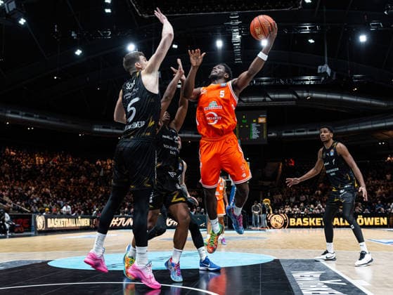 TJ Bamba RASTA Vechta, 05 on dunk Luka Scuka Basketball Loewen Braunschweig, 05 and Grant Sherfield Basketball Loewen Braunschweig, 25 try to block Basketball Loewen Braunschweig vs RASTA Vechta, Basketball, easyCredit Basketball Bundesliga, Matchday 12, Season 2025 2026, 27 12 2025 Basketball Loewen Braunschweig vs RASTA Vechta, Basketball, easyCredit Basketball Bundesliga, Matchday 12, Season 2025 2026, 27 12 2025 Braunschweig Copyright: xEibner-Pressefoto DamianxKruczynx EP_DKI