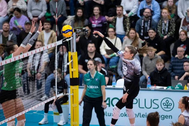 1 Volleyball Bundesliga Women Schwarz Weiss Erfurt vs USC Münster Erfurt 27 12 2025 Amelie Strothoff 10 USC Münster vs Elizabeth Sandbothe 2 Schwarz Weiss Erfurt 1 Volleyball Bundesliga Women Schwarz Weiss Erfurt vs USC Münster Riethsporthalle Erfurt 27 12 2025 Copyright: xBEAUTIFULxSPORTS Duehringx