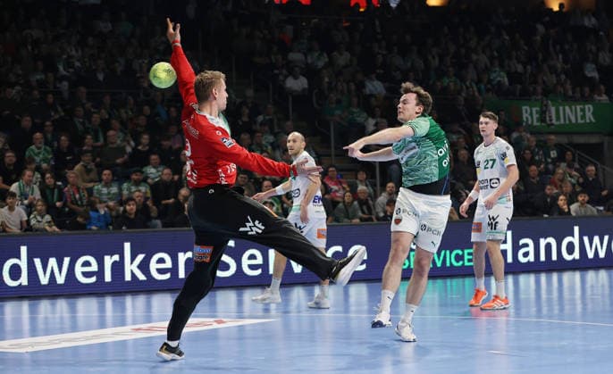 Hakun West av Teigum scores a goal against goalkeeper Kristian Saeveras duel Game scene Action Sport Handball HBL Bundesliga Men 19 Matchday Season 2025 2026 27 12 2025 Füchse Berlin vs Frisch Auf Göppingen