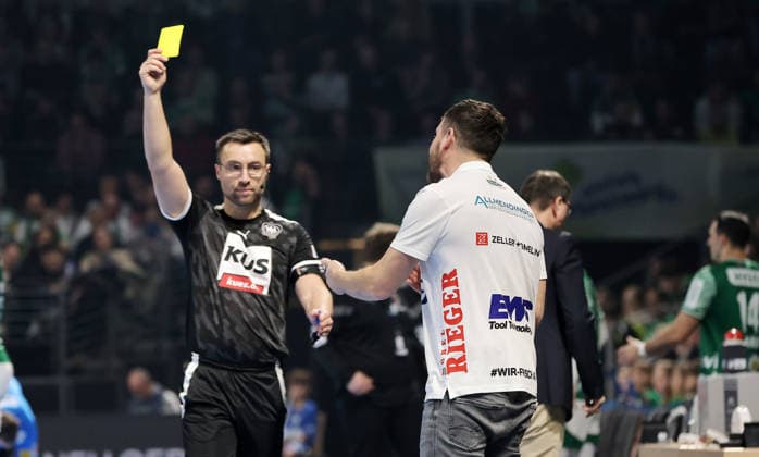 Referee Steven Heine shows yellow card to coach Ben Matschke Sport Handball HBL Bundesliga Men 19 Matchday Season 2025 2026 27 12 2025 Füchse Berlin vs Frisch Auf Göppingen
