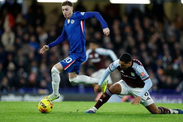Cole Palmer of Chelsea gets away from Youri Tielemans of Aston Villa Chelsea v Aston Villa, Football, Premier League, Stamford Bridge Stadium, London, UK - 27 12 2025 EDITORIAL USE ONLY No use with unauthorised audio, video, data, fixture lists (outside the EU), club league logos or live services. Online in-match use limited to 45 images (+15 in extra time). No use to emulate moving images. No use in betting, games or Copyright: xMattxImpey Shutterstockx 16214381y