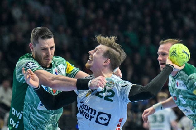 27 12 2025, xlakx, Handball Daikin HBL, Fuechse Berlin FRISCH AUF Göppingen v l Mijajlo Marsenic Fuechse Berlin , Erik Persson FRISCH AUF Goeppingen duel, duel, fight, tackle Berlin Daniel Lakomski