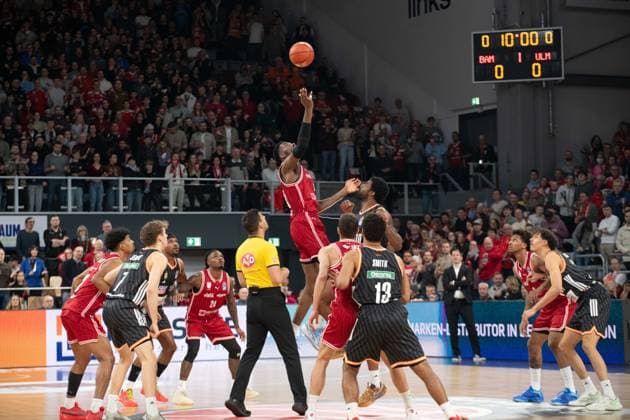 Brose Arena, Bamberg Baskets vs. Ratiopharm Ulm Germany ,Bamberg, Brose Arena - 27 Dec 2025 - Basketball Bundesliga - Bamberg Baskets vs. Ratiopharm Ulm Image: (fLTR) Demarcus Demonia (Bamberg Baskets), Malik Osborne (Ratiopharm Ulm) Bamberg Brose Arena Bayern Germany Copyright: xPresseFotoxEvans xRyanxEvansx