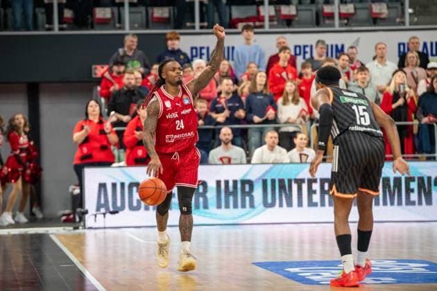 Brose Arena, Bamberg Baskets vs. Ratiopharm Ulm Germany ,Bamberg, Brose Arena - 27 Dec 2025 - Basketball Bundesliga - Bamberg Baskets vs. Ratiopharm Ulm Image: (fLTR) Cobe Williams (Bamberg Baskets), Justin Simon (Ratiopharm Ulm) Bamberg Brose Arena Bayern Germany Copyright: xPresseFotoxEvans xRyanxEvansx