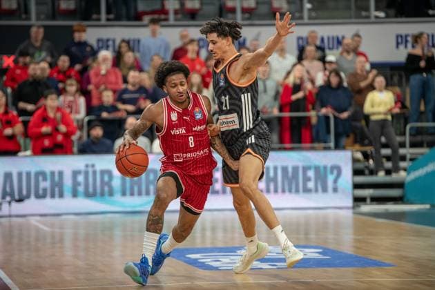 Brose Arena, Bamberg Baskets vs. Ratiopharm Ulm Germany ,Bamberg, Brose Arena - 27 Dec 2025 - Basketball Bundesliga - Bamberg Baskets vs. Ratiopharm Ulm Image: (fLTR) Demarcus Demonia (Bamberg Baskets), Alec Anigbata (Ratiopharm Ulm) Bamberg Brose Arena Bayern Germany Copyright: xPresseFotoxEvans xRyanxEvansx