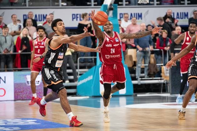 Brose Arena, Bamberg Baskets vs. Ratiopharm Ulm Germany ,Bamberg, Brose Arena - 27 Dec 2025 - Basketball Bundesliga - Bamberg Baskets vs. Ratiopharm Ulm Image: (fLTR) Mark Smith (Ratiopharm Ulm), Cobe Williams (Bamberg Baskets) Bamberg Brose Arena Bayern Germany Copyright: xPresseFotoxEvans xRyanxEvansx