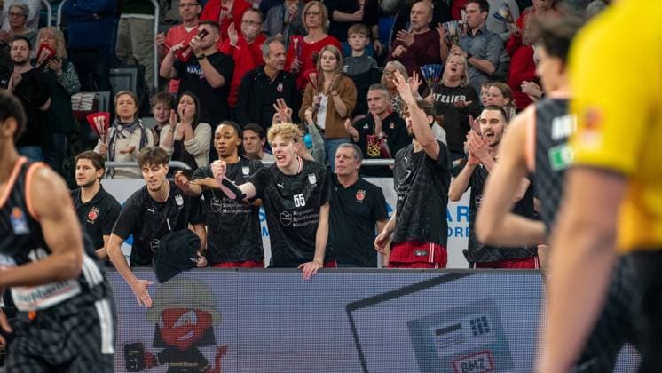 Brose Arena, Bamberg Baskets vs. Ratiopharm Ulm Germany ,Bamberg, Brose Arena - 27 Dec 2025 - Basketball Bundesliga - Bamberg Baskets vs. Ratiopharm Ulm Image: The Bamberg Bench celebrating a 3-pointer. Bamberg Brose Arena Bayern Germany Copyright: xPresseFotoxEvans xRyanxEvansx
