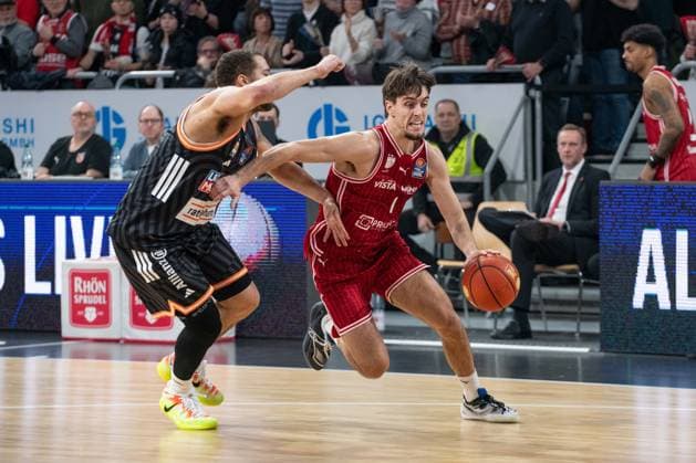 Brose Arena, Bamberg Baskets vs. Ratiopharm Ulm Germany ,Bamberg, Brose Arena - 27 Dec 2025 - Basketball Bundesliga - Bamberg Baskets vs. Ratiopharm Ulm Image: (fLTR) Christopher Ledlum (Ratiopharm Ulm), Zachary Ensminger (Bamberg Baskets) Bamberg Brose Arena Bayern Germany Copyright: xPresseFotoxEvans xRyanxEvansx