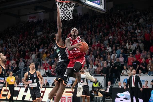 Brose Arena, Bamberg Baskets vs. Ratiopharm Ulm Germany ,Bamberg, Brose Arena - 27 Dec 2025 - Basketball Bundesliga - Bamberg Baskets vs. Ratiopharm Ulm Image: (fLTR) Malik Osborne (Ratiopharm Ulm); Cobe Williams (Bamberg Baskets) driving the basket. Bamberg Brose Arena Bayern Germany Copyright: xPresseFotoxEvans xRyanxEvansx