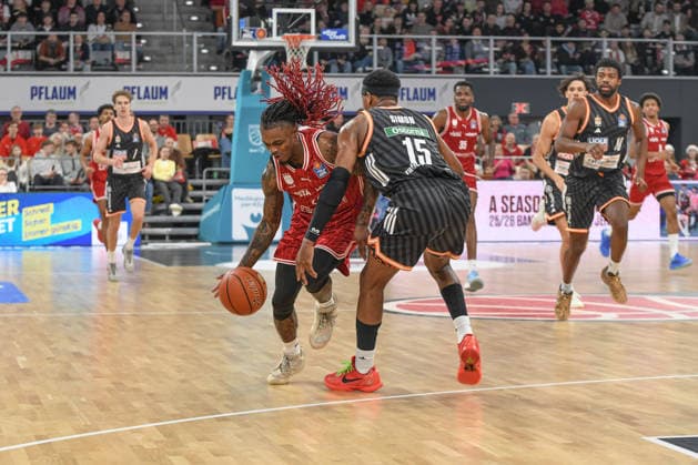 Brose Arena, Bamberg Baskets vs. Ratiopharm Ulm Germany ,Bamberg, Brose Arena - 27 Dec 2025 - Basketball Bundesliga - Bamberg Baskets vs. Ratiopharm Ulm Image: (fLTR) Cobe Williams (Bamberg Baskets), Justin Simon (Ratiopharm Ulm) Bamberg Brose Arena Bayern Germany Copyright: xPresseFotoxEvans xRyanxEvansx
