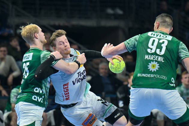 27 12 2025, xlakx, Handball Daikin HBL, Fuechse Berlin FRISCH AUF Göppingen v l Matthes Langhoff Fuechse Berlin , Erik Persson FRISCH AUF Goeppingen , Mijajlo Marsenic Fuechse Berlin Zweikampf, Duell, Kampf, tackle Berlin Daniel Lakomski