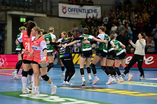 Handball I Women I Season 2025 2026 I 1 HBF I 9 Matchday I VfL Oldenburg HSG Blomberg Lippe I 27 12 2025 Cheers, excitement, enthusiasm, euphoria, joy, happiness, cheerfulness at VfL Oldenburg Women Oldenburg EWE Arena Lower Saxony Germany Copyright: xLobeca FelixxSchlikisx