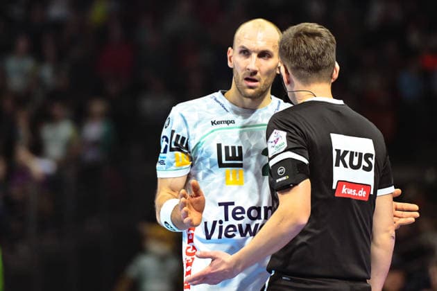 27 12 2025, xlakx, Handball Daikin HBL, Fuechse Berlin FRISCH AUF Göppingen v l Marcel Schiller FRISCH AUF Goeppingen , referee gives instructions, gesticulates with arms, gesticulate, gives instructions Berlin Daniel Lakomski