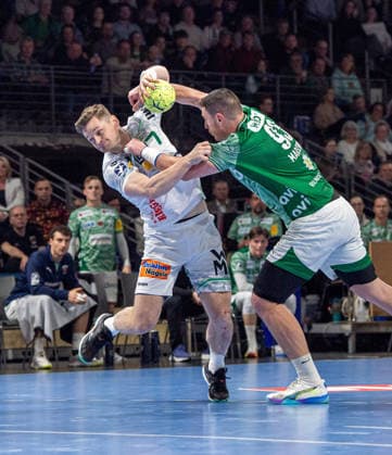 Handball, Men, Season 2025 2026, DAIKIN Handball Bundesliga 19 Matchday , Füchse Berlin FRISCH AUF Göppingen, f l David Schmidt Göppingen , Mijajlo Marsenic Füchse Berlin , 27 12 2025, Copyright: xSebastianxRäppold MatthiasxKochx