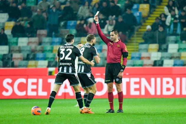 The referee of the ma1tch Andrea Colombo shows yellow card to Udinese s Jesper Karlstrom during Udinese Calcio vs SS Lazio, Italian soccer Serie A match in Udine, Italy, December 27 2025  Copyright: xEttorexGriffoni IPAxSportx xipa-agency.netx xx IPA_69500071 IPA_Agency_IPA69500071