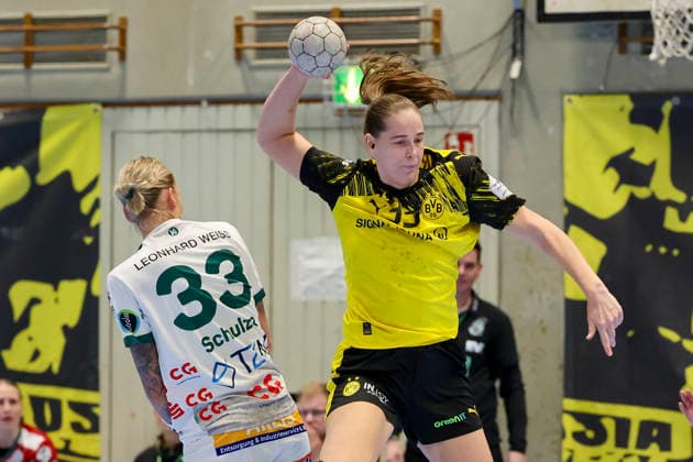 Luisa Schulze FRISCH AUF Goeppingen and Guro Nestaker Borussia Dortmund battle for the ball, Alsco Handball Bundesliga Frauen, Borussia Dortmund vs FRISCH AUF Goeppingen, Sporthalle Wellinghofen, December 27, 2025 in Dortmund, Germany Photo by Marco Steinbrenner DeFodi Images Luisa Schulze FRISCH AUF Goeppingen and Guro Nestaker Borussia Dortmund battle for the ball, Alsco Handball Bundesliga Women, Borussia Dortmund vs FRISCH AUF Goeppingen, Sporthalle Wellinghofen, December 27, 2025 in Dortmund, Germany Photo by Marco Steinbrenner DeFodi Images DFB DFL REGULATIONS PROHIBIT ANY USE OF PHOTOGRAPHS AS IMAGE SEQUENCES AND OR QUASI VIDEO