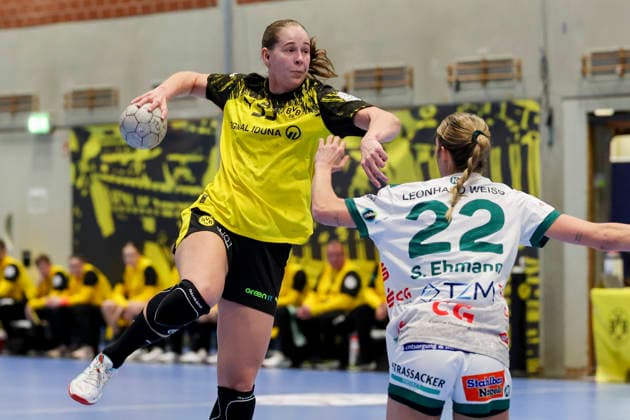 Guro Nestaker Borussia Dortmund and Sina Ehmann FRISCH AUF Goeppingen battle for the ball, Alsco Handball Bundesliga Frauen, Borussia Dortmund vs FRISCH AUF Goeppingen, Sporthalle Wellinghofen, December 27, 2025 in Dortmund, Germany Photo by Marco Steinbrenner DeFodi Images Guro Nestaker Borussia Dortmund and Sina Ehmann FRISCH AUF Goeppingen battle for the ball, Alsco Handball Bundesliga Women, Borussia Dortmund vs FRISCH AUF Goeppingen, Sporthalle Wellinghofen, December 27, 2025 in Dortmund, Germany Photo by Marco Steinbrenner DeFodi Images DFB DFL REGULATIONS PROHIBIT ANY USE OF PHOTOGRAPHS AS IMAGE SEQUENCES AND OR QUASI VIDEO